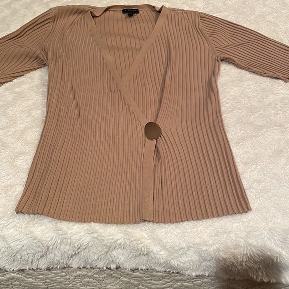 Ann Taylor Short Sleeve Tan V-Neck Sweater Size Small - Picture 4 of 7